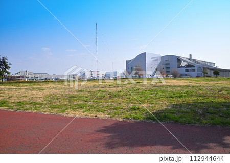 戸田公園地区高規格堤防からの眺め　広々とした緑地施設　 112944644