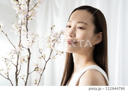 ビューティー　桜と女性 112944790