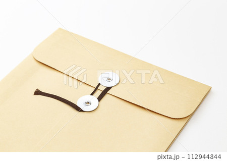 白背景にクラフトパッカー 白背景にクラフトパッカー 112944844