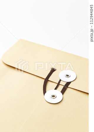 白背景にクラフトパッカー 112944845