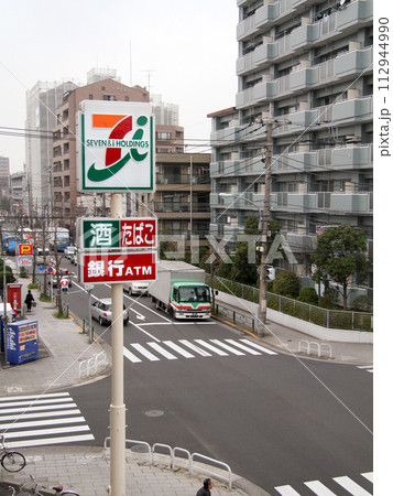 コンビニエンスストア 112944990