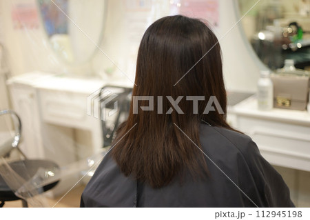 女性の後ろ姿 美容室イメージ 112945198