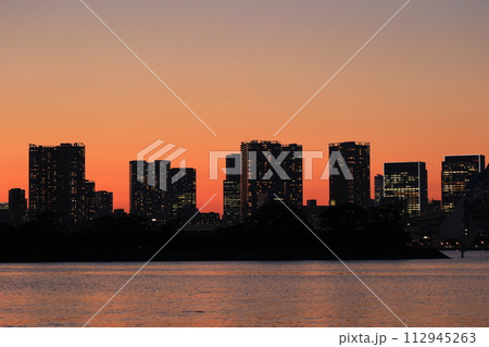 レインボーブリッジの見える夕暮れの街並み レインボーブリッジの見える夕暮れの街並み 112945263