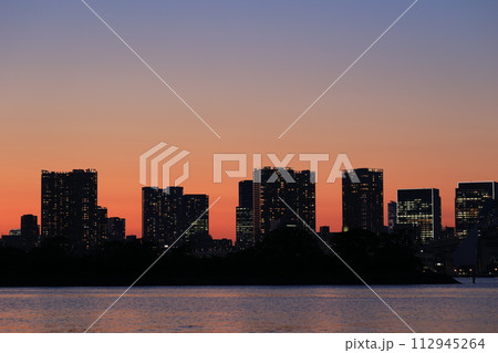 レインボーブリッジの見える夕暮れの街並み 112945264