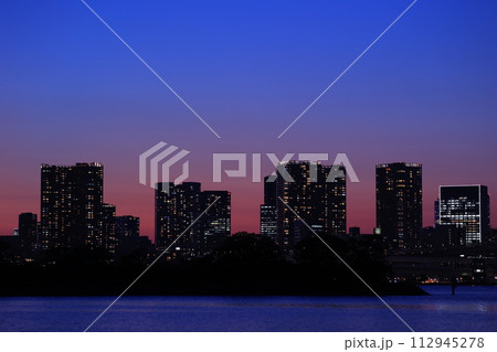 レインボーブリッジの見える夕暮れの街並み 112945278