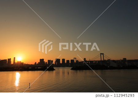 レインボーブリッジの見える夕暮れの街並み 112945293