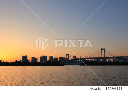 レインボーブリッジの見える夕暮れの街並み レインボーブリッジの見える夕暮れの街並み 112945314
