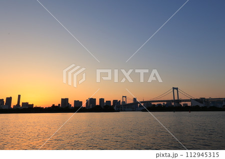 レインボーブリッジの見える夕暮れの街並み レインボーブリッジの見える夕暮れの街並み 112945315