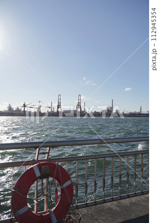 日本の川崎市にある人口の島、東扇島西公園の風景 日本の川崎市にある人口の島、東扇島西公園の風景 112945354