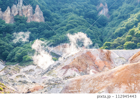 北海道登別市　人気の観光地　登別温泉『登別地獄谷』の風景 112945443