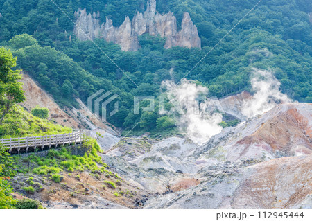 北海道登別市　人気の観光地　登別温泉『登別地獄谷』の風景 112945444