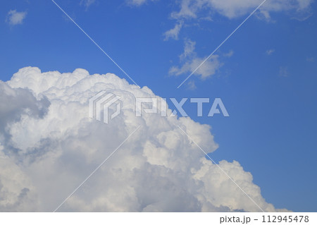 夏の青い空と白い雲 112945478