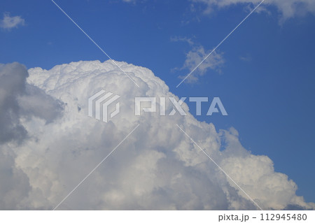 夏の青い空と白い雲 夏の青い空と白い雲 112945480