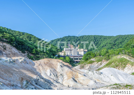 北海道登別市　人気の観光地　登別温泉『登別地獄谷』の風景 112945511