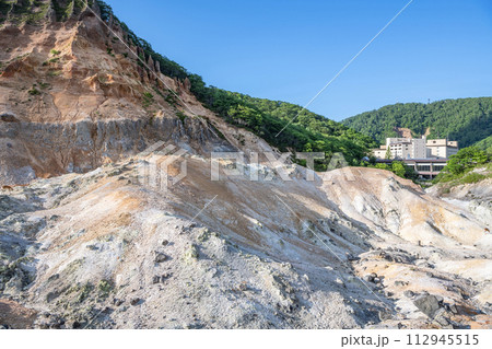 北海道登別市　人気の観光地　登別温泉『登別地獄谷』の風景 112945515
