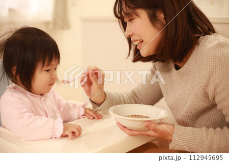 離乳食を食べる赤ちゃん 112945695