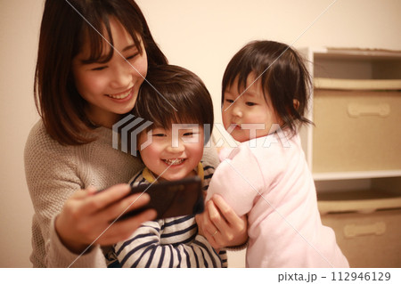 スマートフォンを使う親子 112946129