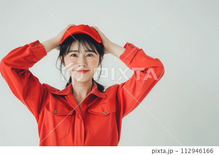 作業着を着た若い女性 112946166