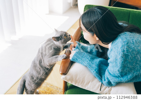 猫と暮らす女性 猫と暮らす女性 112946388
