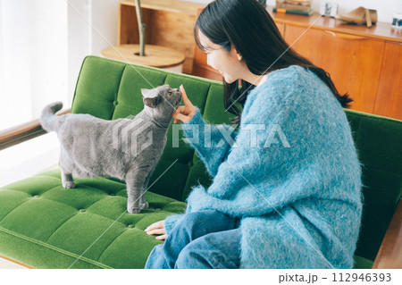 猫と暮らす女性 112946393