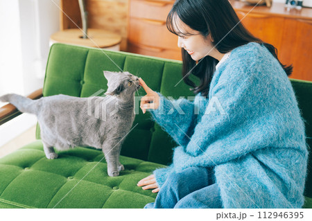 猫と暮らす女性 112946395