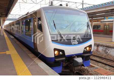 青森駅に停車中のリゾートしらかみ青池と奥羽本線 普通列車 & 青森ベイブリッジ 112946411