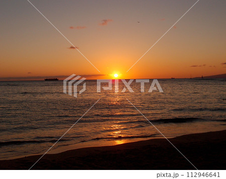 Sunset over ocean on Kaimana Beach Sunset over ocean on Kaimana Beach 112946641