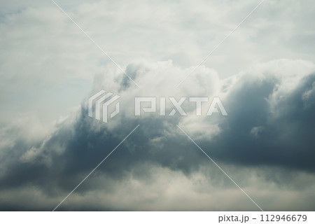 暗く不気味で神秘的な雲 112946679