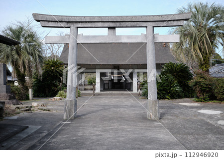 静かな神社のイメージ風景 112946920