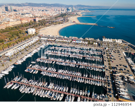 Aerial view of harbor of Barcelona 112946954