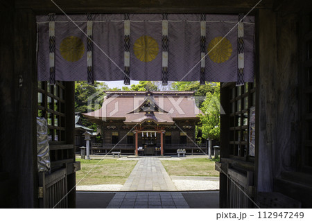 大洗磯前神社随神門から拝殿を望む 大洗磯前神社随神門から拝殿を望む 112947249