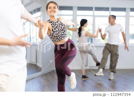 Couples of young men and women dancing twist Couples of young men and women dancing twist 112947354