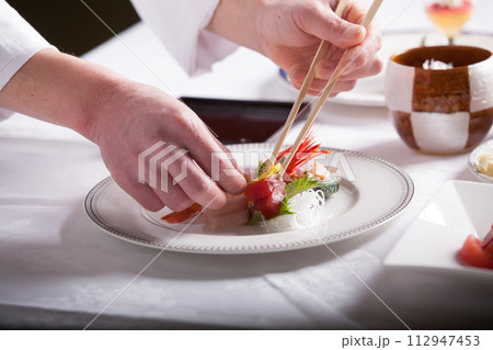 フレンチ料理人　盛り付けする手のアップ　作業風景 112947453