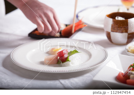 フレンチ料理人　盛り付けする手のアップ　作業風景 112947454