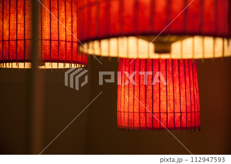 レトロな照明　和のイメージ　赤いライト 112947593