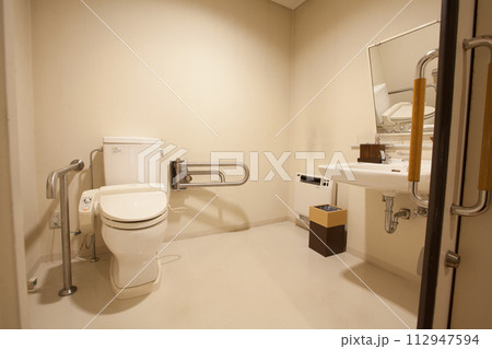 綺麗な身障者用トイレの素材画像 112947594
