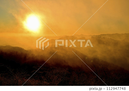 軽井沢旧碓氷峠見晴台から日の出と妙義連峰 軽井沢旧碓氷峠見晴台から日の出と妙義連峰 112947748