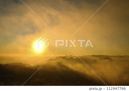 軽井沢旧碓氷峠見晴台から日の出と妙義連峰 軽井沢旧碓氷峠見晴台から日の出と妙義連峰 112947766