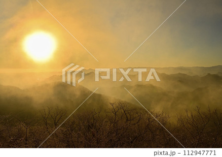 軽井沢旧碓氷峠見晴台から日の出と妙義連峰 112947771