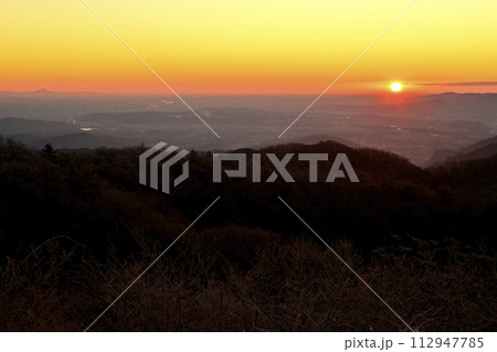軽井沢旧碓氷峠見晴台から日の出と筑波山 112947785
