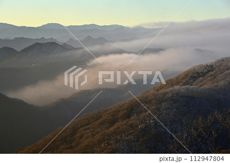 軽井沢旧碓氷峠見晴台から霧と霧氷着く山に西上州・奥秩父の山々 112947804