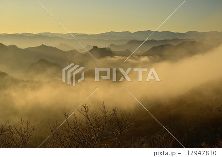 軽井沢旧碓氷峠見晴台から霧と西上州・奥秩父の山々 112947810