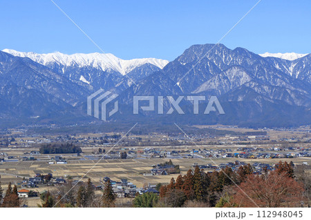早春の安曇野と北アルプス 112948045