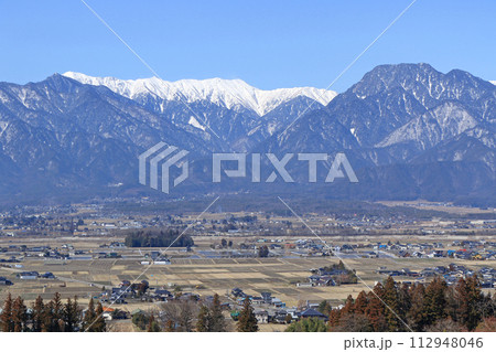 早春の安曇野と北アルプス 112948046
