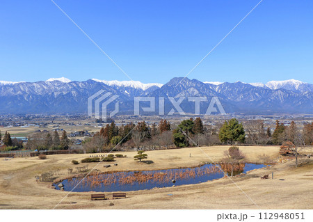 早春の安曇野と北アルプス 112948051