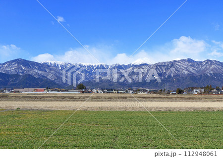 早春の安曇野と北アルプス 早春の安曇野と北アルプス 112948061
