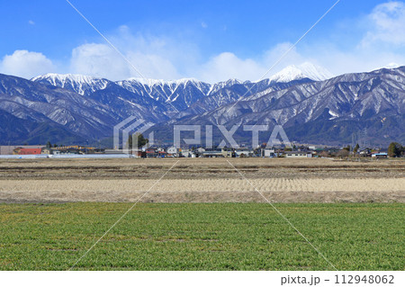 早春の安曇野と北アルプス 早春の安曇野と北アルプス 112948062