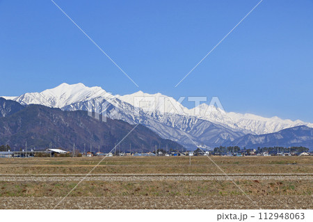 山麓から望む早春の北アルプス後立山連峰 112948063