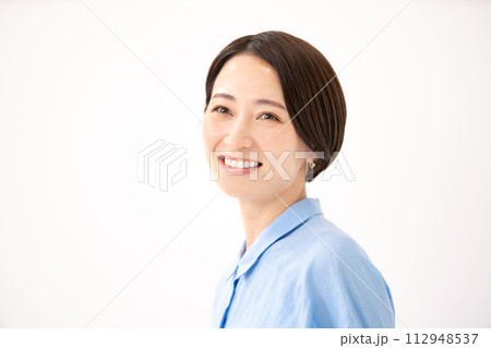 ミドル女性　カジュアル　ビューティー 112948537
