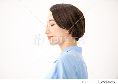 ミドル女性　カジュアル　ビューティー 112948545